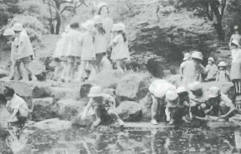 園外保育「西公園」の池で探検グループ活動の様子